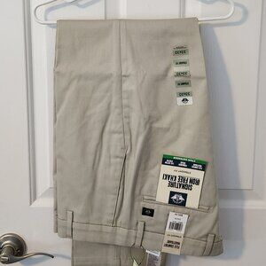 Dockers Signature Iron Free Khakis, Straight Fit 33x32 (New with Tags)